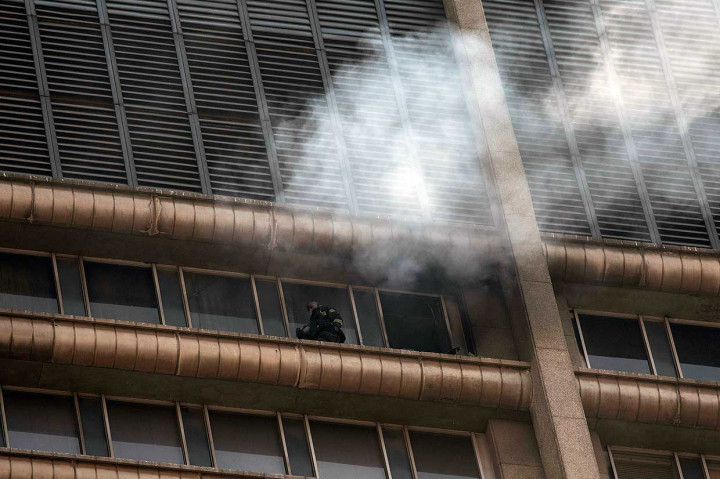 Sementara semua warga sipil yang bekerja di gedung itu berhasil dievakuasi, 13 di antaranya membutuhkan perawatan karena menghirup asap.
