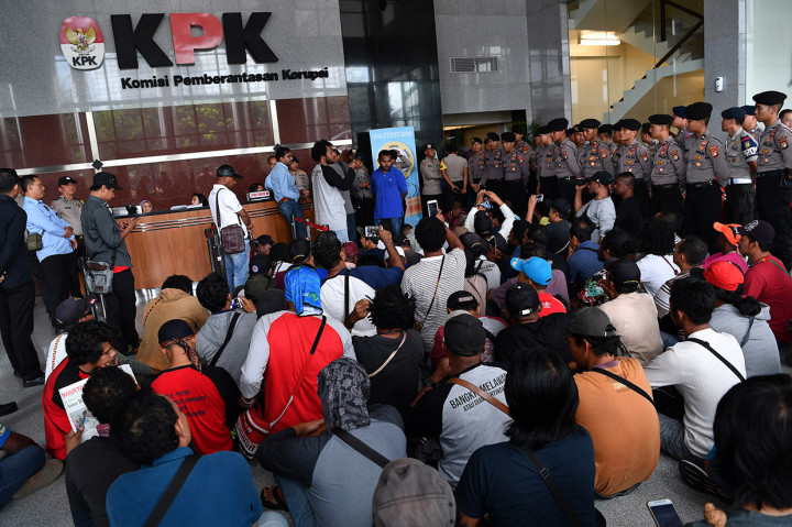 Puluhan korban PHK sepihak PT Freeport Indonesia mendatangi gedung Komisi Pemberantasan Korupsi (KPK), Jakarta,  untuk audiensi dengan KPK. Mereka hendak mempertanyakan kemajuan pelaporan dugaan tindak pidana korupsi yang telah mereka laporkan sebelumnya.