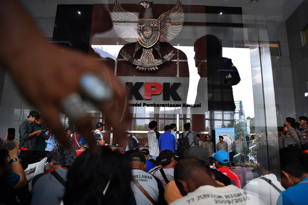 Laporan tersebut terkait dengan kasus sengketa Pemutusan Huhubungan Kerja (PHK) sepihak dari PT FReeport Indonesia di Pengadilan Negeri Timika, Papua.