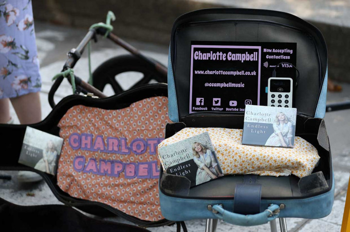 Tren penggunaan card reader ini terus meningkat. Laporan Departemen Keuangan Inggris awal tahun ini mengungkapkan bahwa uang tunai menyumbang 40% dari semua pembayaran domestik berdasarkan volume pada 2016. Jumlah ini turun dari 62% pada 2006. Laporan yang sama memperkirakan pembayaran tunai akan turun ke 21% pada 2026. Hal ini membawa Inggris ke arah masyarakat tanpa uang tunai.