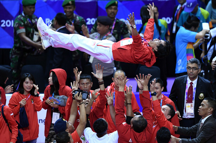 Pelatih tim sepak takraw Indonesia Asry Syam diangkat oleh pemain dan ofisial seusai menang melawan tim Jepang pada final sepak takraw quadrant putra Asian Games 2018 di GOR Ranau, Jakabaring Sport City (JSC), Palembang, Sumatera Selatan. Antara Foto/INASGOC/Wahyu Putro A