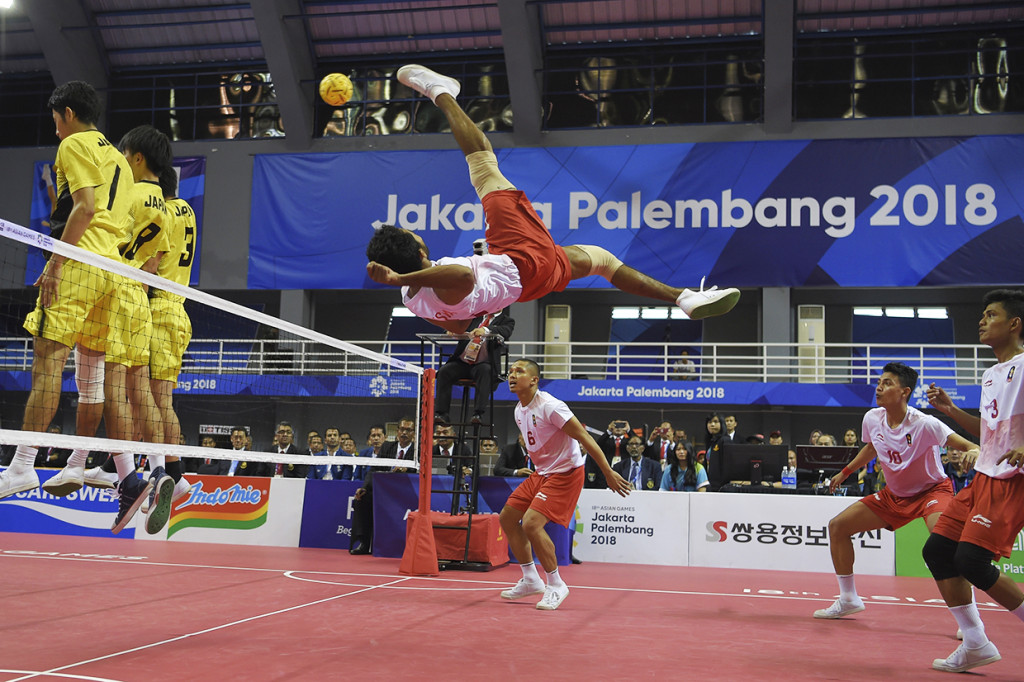 Pemain sepak takraw putra Indonesia Saiful Rijal (tengah) menendang bola dihalangi pemain Jepang pada pertandingan final quadrant putra sepak takraw Asian Games 2018 di GOR Ranau, Jakabaring Sport City (JSC), Palembang, Sumatera Selatan, Sabtu (1/9). Antara Foto/INASGOC/Nova Wahyudi
