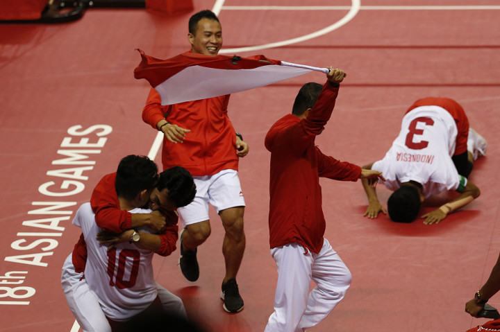 Sejumlah atlet, pelatih, dan ofisial menyambut gembira atas kemenangan tim Indonesia pada pertandingan final quadrant putra sepak takraw Asian Games 2018 di GOR Ranau, Jakabaring Sport City (JSC), Palembang, Sumatera Selatan, Sabtu (1/9). Antara Foto/INASGOC/Ferdy Siregar