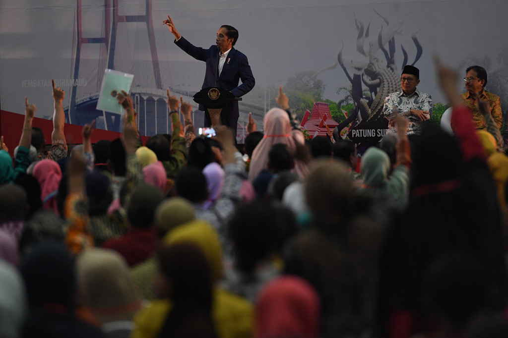 Jokowi mengungkapkan hingga 2017, pemerintah telah menerbitkan 5 juta sertifikat. Pada tahun ini ditargetkan 7 juta sertifikat tanah yang telah diterbitkan dan 2019 sebanyak 9 juta sertifikat. Antara Foto/Zabur Karuru