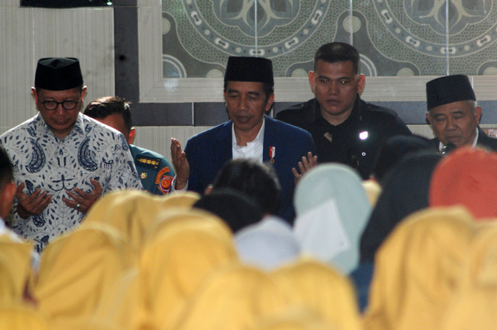 Presiden Joko Widodo (tengah), pengasuh Pondok Pesantren Amanatul Ummah, KH Asep Saifuddin Chalim (kanan), Menteri Agama Lukman Hakim Saifuddin (kiri) berdoa bersama saat berkunjung di Pacet, Mojokerto, Jawa Timur. Antara Foto/Syaiful Arif