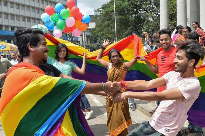 Putusan terbaru MA India ini memutuskan diskriminasi berdasarkan orientasi seksual adalah pelanggaran Hak Asasi Manusia (HAM). Para pegiat HAM di luar persidangan bersorak menyambut keputusan itu, sebagian bahkan menangis terharu. Afp Photo/Manjunath Kiran