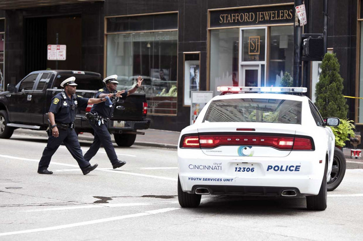 Polisi bersiaga di sekitar lokasi kejadian penembakan di gedung Fifth Third Bank di Cincinnati, AS, Kamis, 6 September pagi waktu setempat.