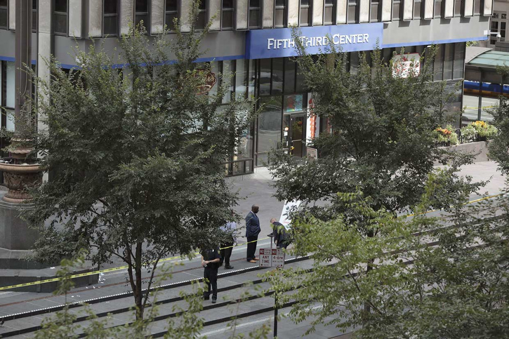 Lima orang menjadi korban penembakan, satu korban tewas di tempat kejadian, sementara dua lainnya tewas di rumah sakit akibat luka-lukanya. Sementara itu dua lainnya menjalani perawatan.