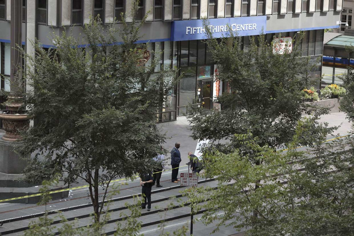 Lima orang menjadi korban penembakan, satu korban tewas di tempat kejadian, sementara dua lainnya tewas di rumah sakit akibat luka-lukanya. Sementara itu dua lainnya menjalani perawatan.