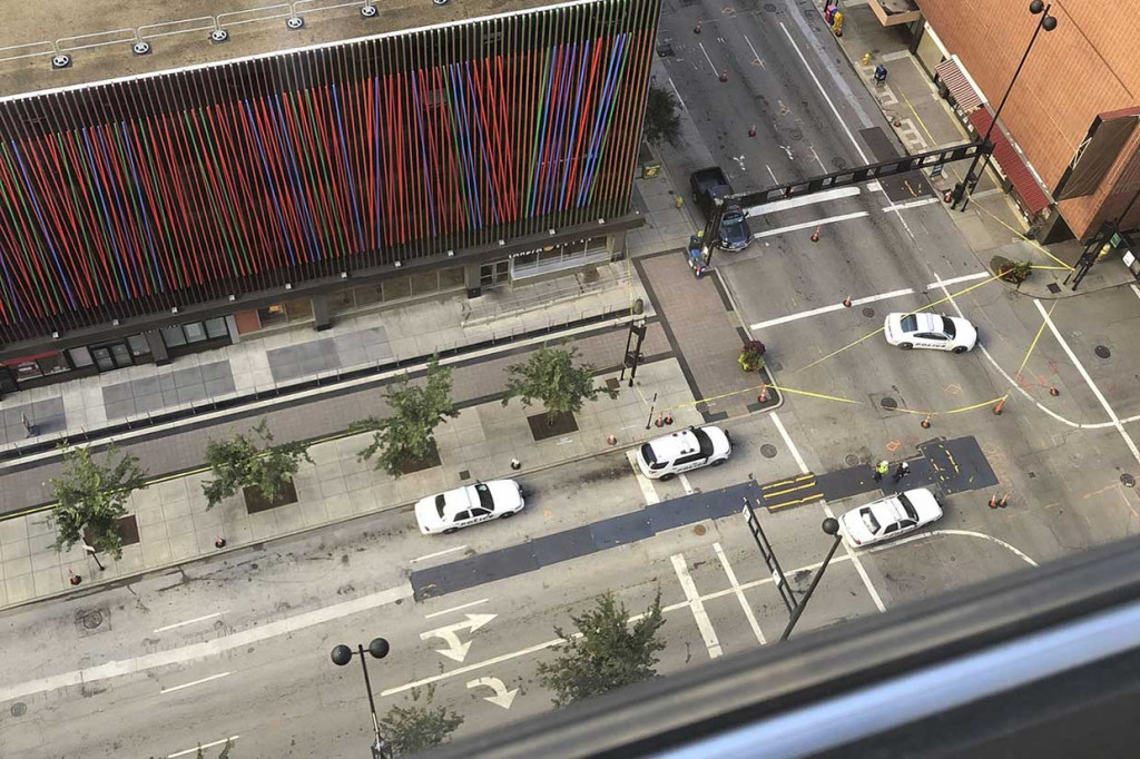 Polisi mengidentifikasi pelaku yang ditembak mati petugas sebagai Omar Perez, 29 tahun. Polisi menyatakan Perez membawa senjata dengan sekitar 200 butir amunisi dan pistol semi-otomatis 9mm yang dibeli secara ilegal.