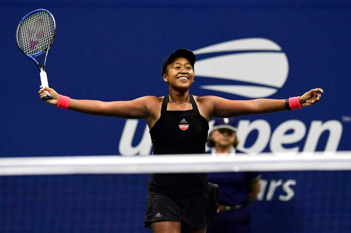 Petenis Jepang Naomi Osaka melakukan selebrasi usai memastikan diri melangkah ke final AS Terbuka, Kamis, 6 September waktu setempat.