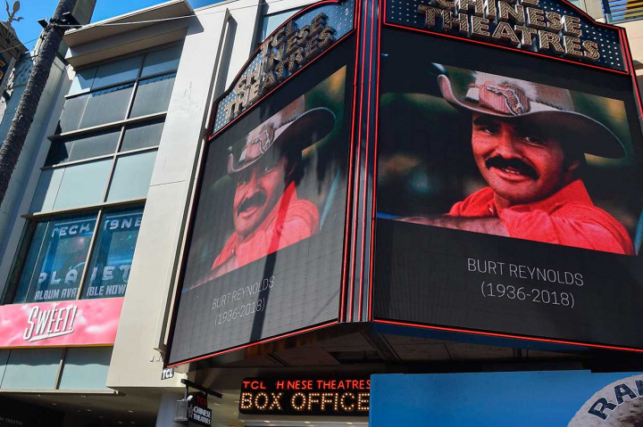 Reynolds, yang kariernya membentang enam dekade, meraih Golden Globe, nominasi Oscar, dan beberapa penghargaan kritikus atas perannya sebagai sutradara dalam film 'Boogie Nights' pada 1997.