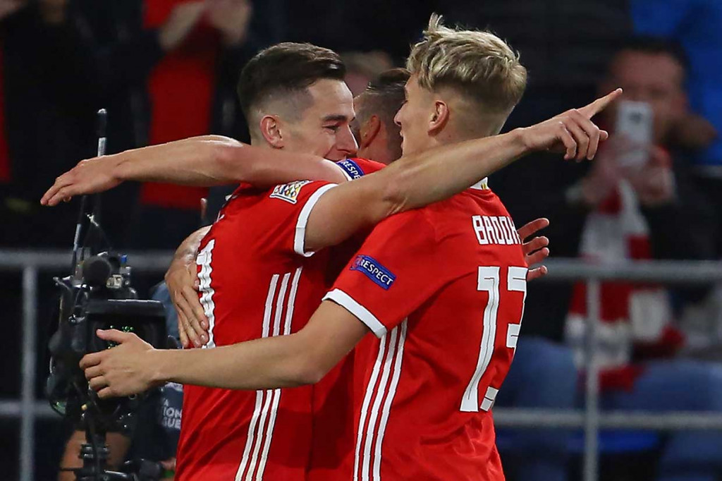 Pasukan Ryan Giggs unggul cepat lewat Tom Lawrence saat laga baru berjalan enam menit. Tembakan mendatarnya melewati kiper Irlandia Darren Randolph setelah mendapat sodoran bola dari Joe Allen.