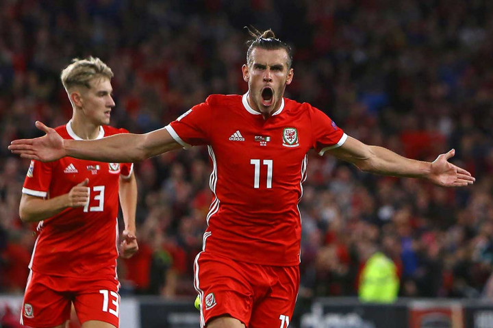 Bale melakukan selebrasi usai menjebol gawang Randolph.