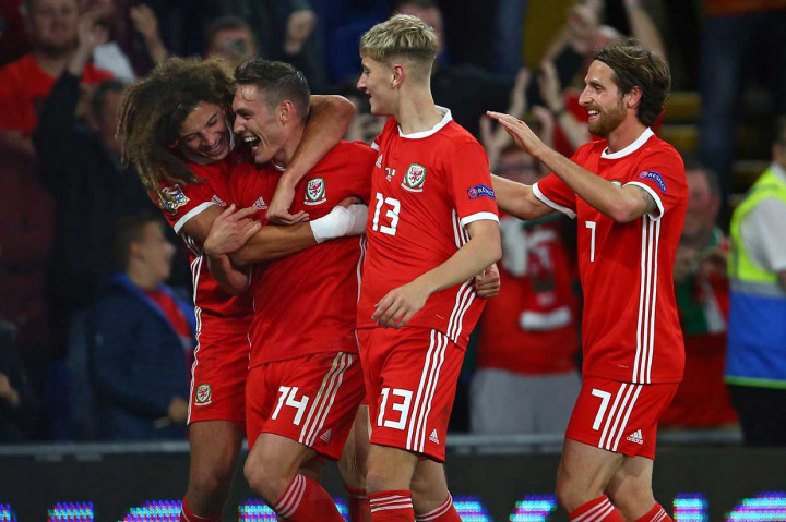 Connor Roberts melepaskan sepakan voli dari jarak 20 meter untuk menjadi gol keempat tuan rumah.