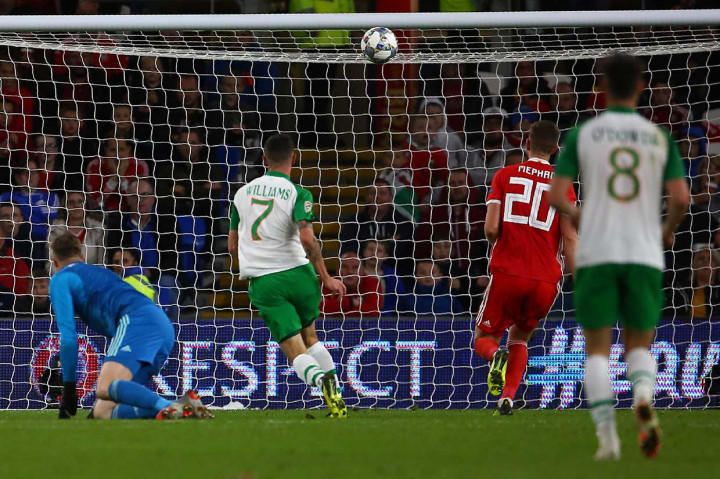 Tim tamu mendapat gol hiburan lewat Shaun Williams.