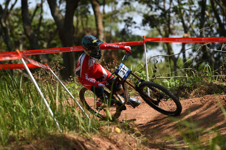 Perjuangan atlet sepeda gunung Indonesia Tiara Andini Prastika saat berjuang merebut medali emas cabang run women elite downhill di Subang, Jabar, 20 Agustus. INASGOC/Antara Foto/Aji Wisnu Novianto