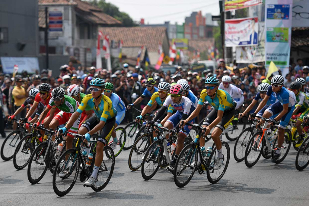 Sejumlah atlet balap sepeda memacu sepedanya pada nomor men individual road race 145 km. INASGOC/Antara Foto/Aji Wisnu Novianto