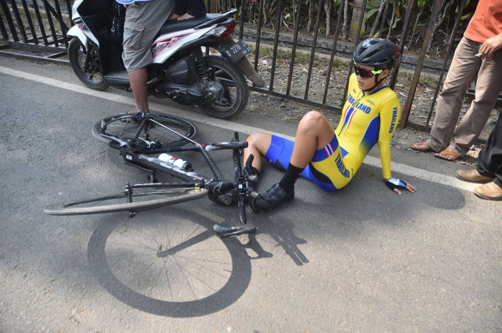 Atlet balap sepeda Thailand Phetdarin Somprat terjatuh saat berlaga pada nomor individual time trial 20 km. AFP Photo/Timur Matahari