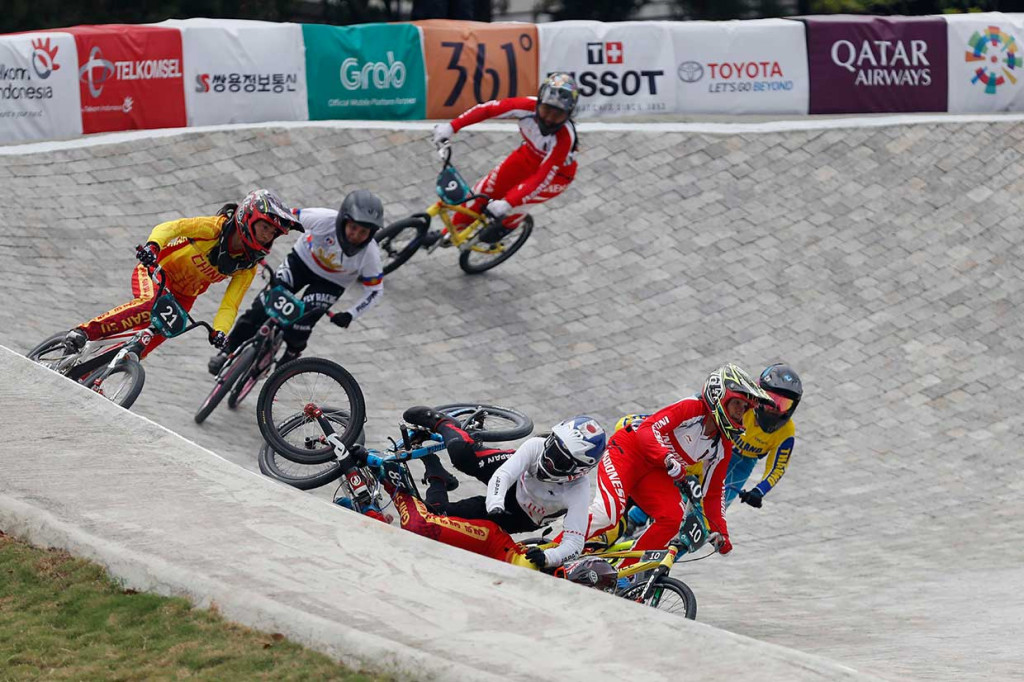 Pembalap sepeda Tiongkok Yan Lu (20) dan Jepang Sae Hatakeyama (85) terjatuh ketika mengikuti nomor final BMX. MI/Rommy Pujianto