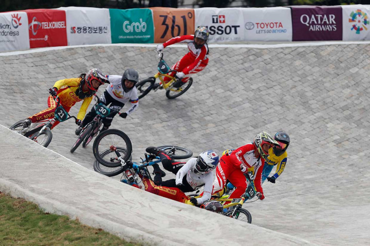Pembalap sepeda Tiongkok Yan Lu (20) dan Jepang Sae Hatakeyama (85) terjatuh ketika mengikuti nomor final BMX. MI/Rommy Pujianto