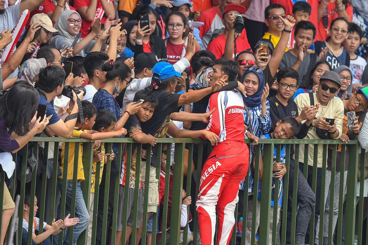 Pembalap sepeda Indonesia I Gusti Bagus Saputra menyapa keluarga, ofisial, dan pendukung seusai menyabet medali perak nomor final BMX. INASGOC/Antara Foto/Hariandi Hafid