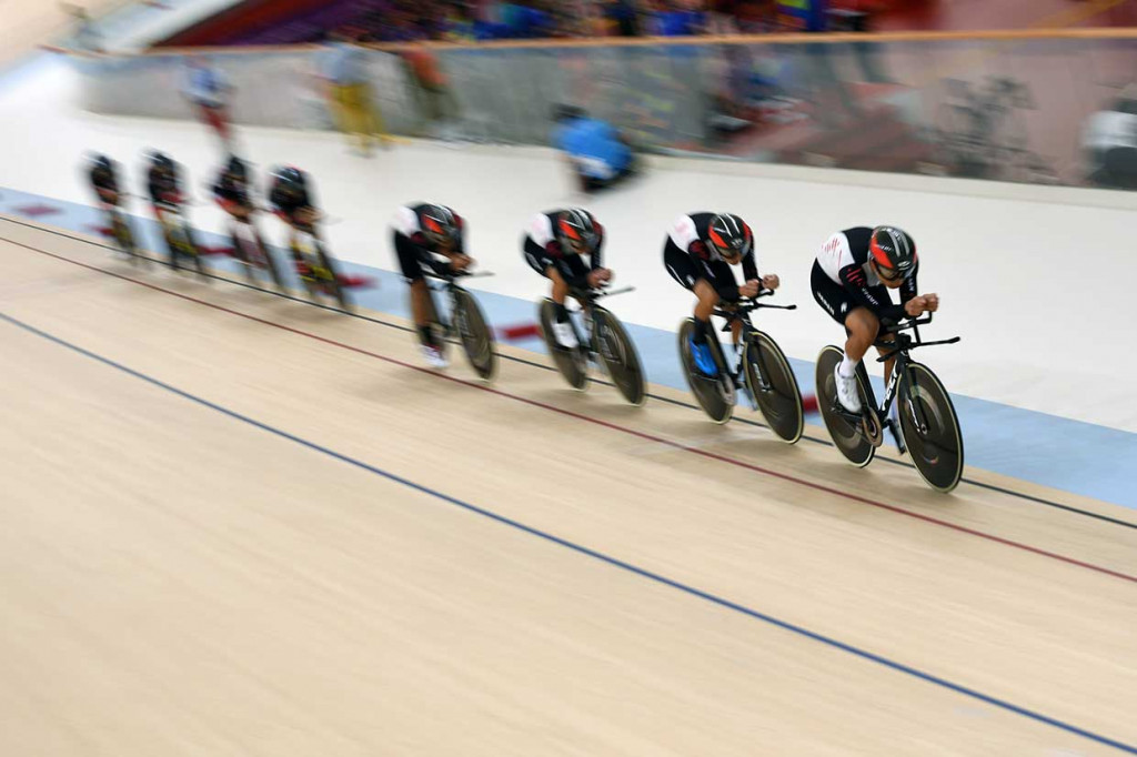 Tim balap sepeda Jepang (depan) menyusul tim United Arab Emirates pada babak pertama Pursuit Beregu Putra di Velodrome Rawamangun, Jakarta. INASGOC/Antara Foto/Eka Nickmatulhuda