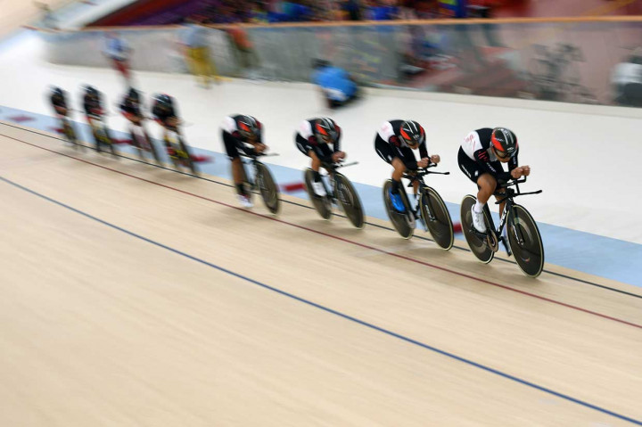 Tim balap sepeda Jepang (depan) menyusul tim United Arab Emirates pada babak pertama Pursuit Beregu Putra di Velodrome Rawamangun, Jakarta. INASGOC/Antara Foto/Eka Nickmatulhuda