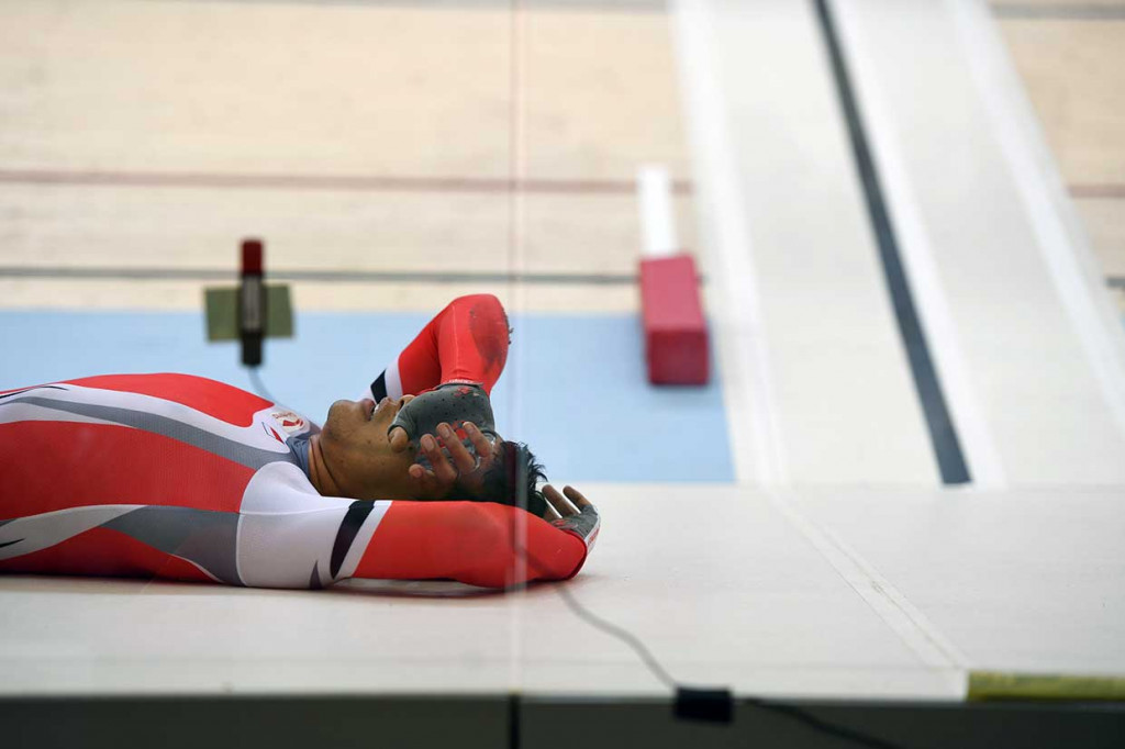 Ekspresi kekecewaan atlet balap sepeda Indonesia Projo Waseso usai terjatuh di lap ke-2 pada kategori Team Persuit Putra. INASGOC/Antara Foto/Mohammad Ayudha