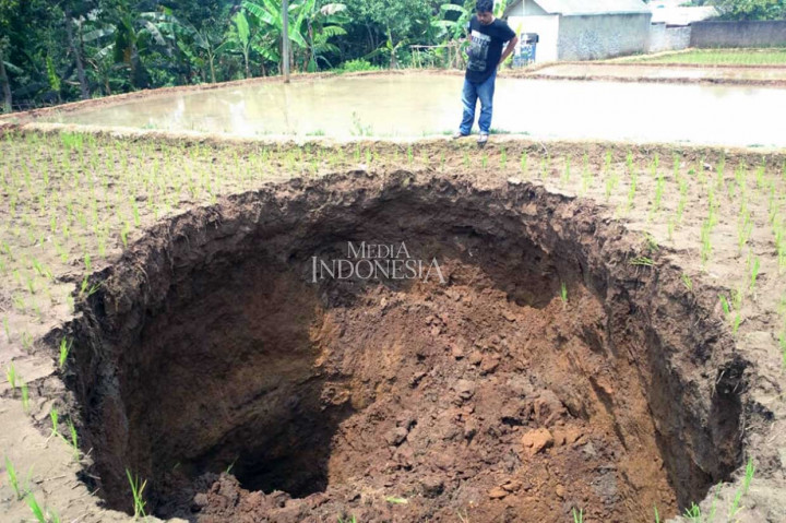 
Kali pertama, amblesnya tanah di areal sawah seluas 200 meter persegi
hingga membentuk lubang itu diketahui pada Kamis, 6 September sekitar pukul 11.30 WIB. Sebelum tanah ambles, warga sempat mendengar suara gemuruh cukup keras.