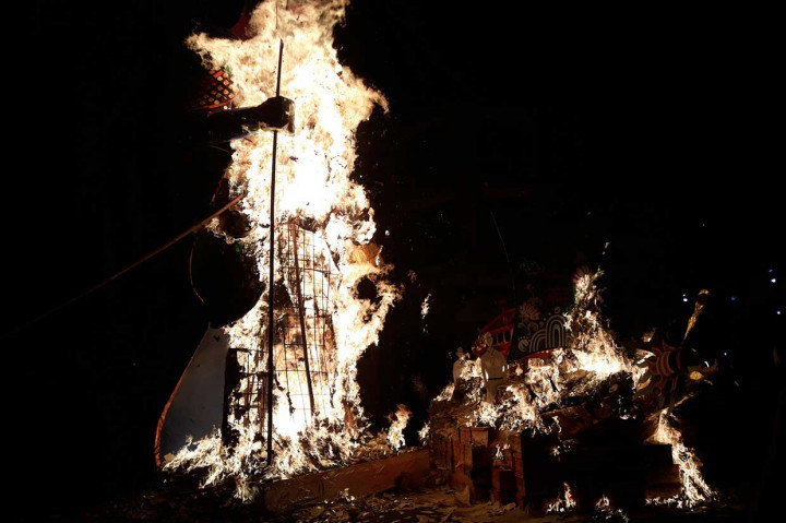 Miniatur perahu dan patung Dewa Setan atau Bun Tay Siu musnah terbakar pada kegiatan upacara perayaan Ulambana atau Cioko di Vihara Boen San Bio, Pasar Baru, Kota Tangerang.