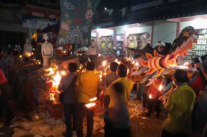 Pembakaran miniatur perahu berwarna kuning sepanjang tujuh meter yang telah dihiasi oleh berbagai tulisan doa bersama Dewa Setan tersebut dimaksudkan untuk mengiringi arwah gentayangan menuju tempat yang lebih baik.