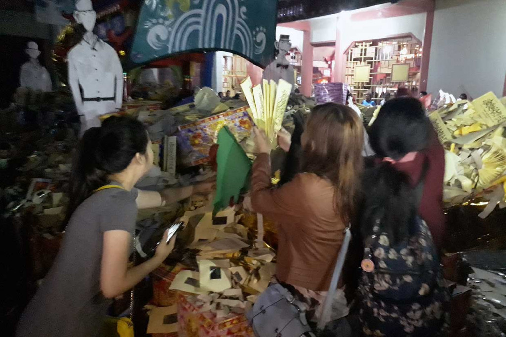 Kerabat mempersiapkan miniatur perahu bersama Dewa Setan yang telah  ditempeli nama-nama arwah umat Buddha yang terlantar serta dihiasi berbagai tulisan doa agar para leluhurnya agar bisa tenang di alam selanjutnya.