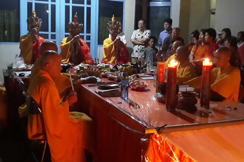 Sebelum prosesi puncak tersebut berlangsung, para keluarga dipandu berdoa yang dipimpin sembilan biksu sambil memanjatkan doa. Mereka berdoa di hadapan patung Dewa Setan atau Bun Tay Siu, kemudian berkeliling sembilan altar yang dihuni sembilan patung dewa yang nantinya akan dibakar.