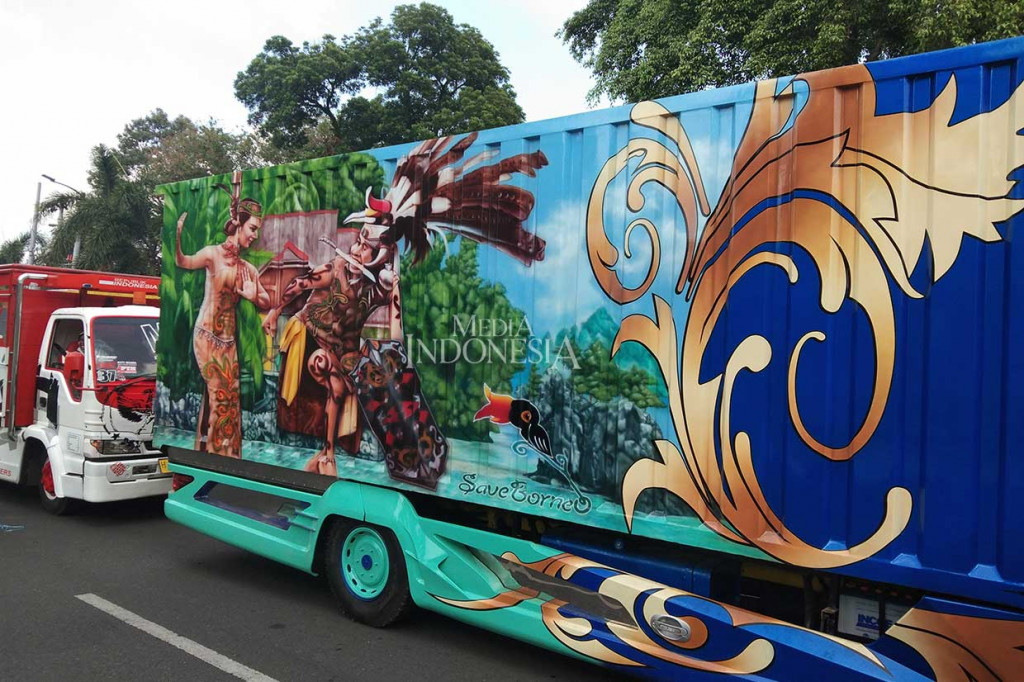 Puluhan truk yang tidak hanya dikemudikan oleh kaum laki-laki tetapi juga perempuan tersebut berparade dengan melintasi sejumlah jalan utama di Kota Yogyakarta. MI/Agus Utantoro