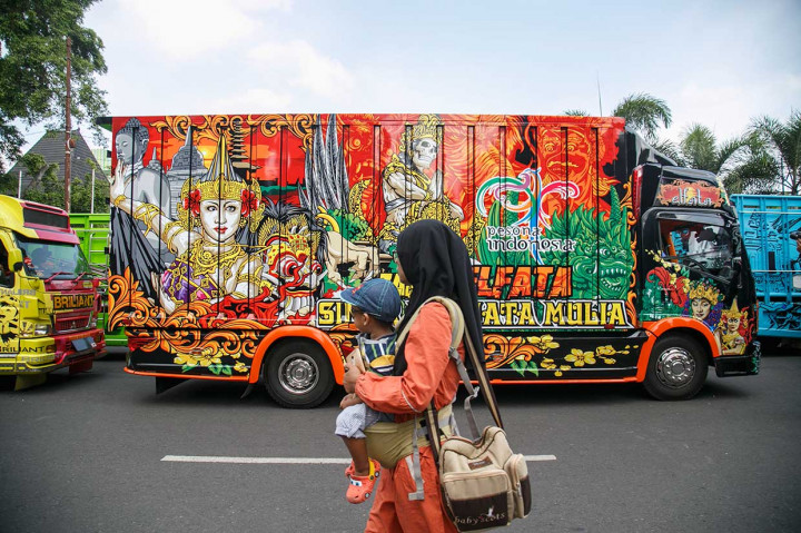 Dari balai kota, truk melintas Jalan Kenari, Jalan Gayam, Jalan dr. Sutomo, Stadion Kridosono, Jalan Abu Bakar Ali, Jalan Malioboro, Jalan Pangeran Senopati, simpang Gondomanan, Pojok Beteng Timur, Tungkak, Jalan Veteran dan berakhir di Gedongkuning atau di Jogja Expo Center (JEC) sebagai pusat penyelenggaraan Jogja Truck Festival pada 8-9 September. Antara Foto/Hendra Nurdiyansyah