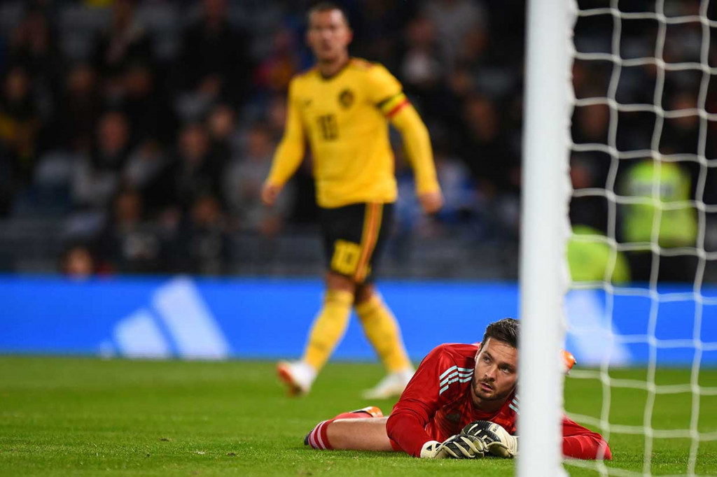 Eden Hazard mengubah skor menjadi 2-0 setelah turun minum, lewat tembakan keras kaki kiri dari dalam kotak penalti yang tidak mampu dihadang penjaga gawang Skotlandia Craig Gordon.