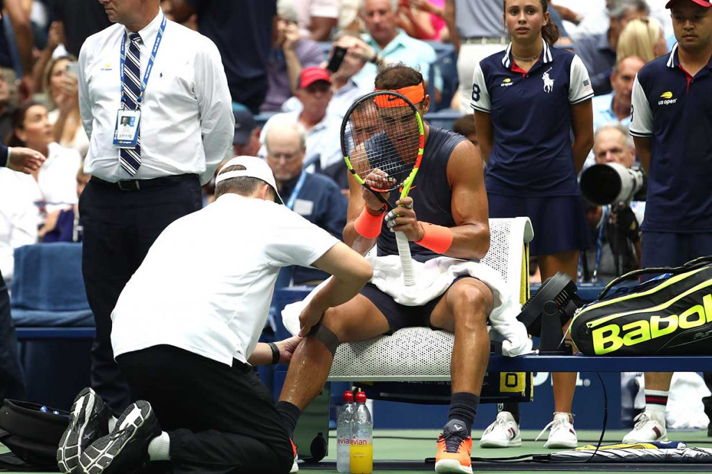 Rafael Nadal memperlihatkan tanda-tanda tidak nyaman di tubuhnya sejak awal ketika beberapa kali menggerutu pada set pembukaan yang berlangsung selama 69 menit. Ia memanggil pelatihnya pada 'changeover' untuk serve pada kedudukan 2-1 di set kedua.