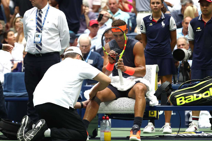 Rafael Nadal memperlihatkan tanda-tanda tidak nyaman di tubuhnya sejak awal ketika beberapa kali menggerutu pada set pembukaan yang berlangsung selama 69 menit. Ia memanggil pelatihnya pada 'changeover' untuk serve pada kedudukan 2-1 di set kedua.