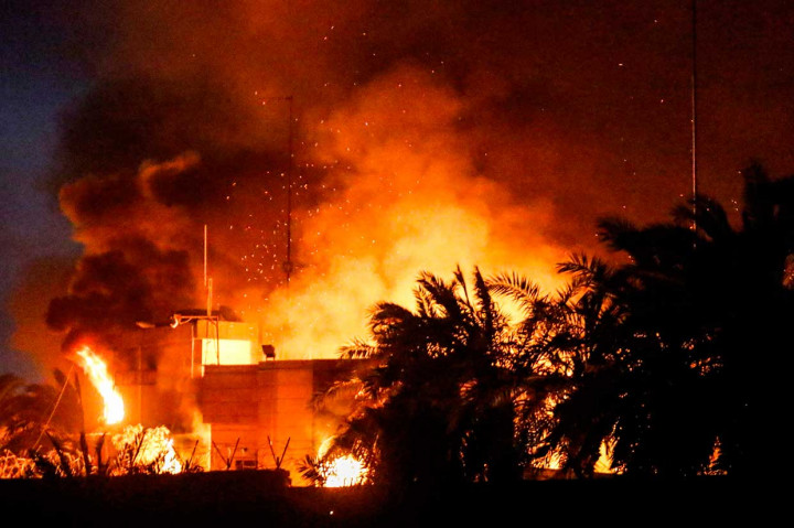 Api melahap gedung Konsulat Iran di Basra, Irak Selatan, Jumat, 7 September 2018. Para demonstran marah memprotes atas korupsi yang tersebar luas dan pencemaran air di provinsi tersebut.