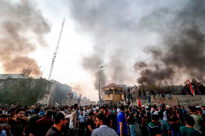 Demonstran juga membakar gedung pemerintah provinsi dan kantor partai politik utama serta markas beberapa milisi Syiah dalam protes atas korupsi yang tersebar luas dan pencemaran air di provinsi tersebut.