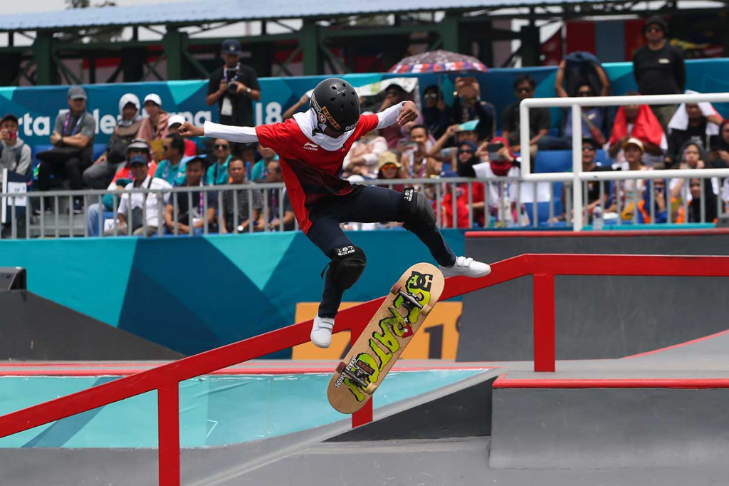Skateboarder Indonesia Bunga Nyimas melakukan trik pada final kelas jalanan putri Asian Games 2018. INASGOC/Antara Foto/MN Kanwa