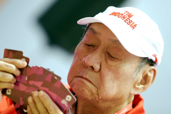 Sementara itu atlet tertua Indonesia yang meraih medali adalah Bambang Hartono. Dia meraih medali perunggu di usia 78 tahun. INASGOC/Antara Foto/Peter F Momor