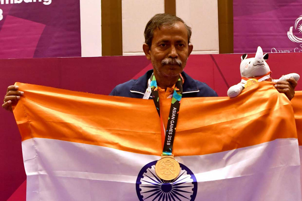 Atlet bridge tersebut meraih emas di nomor ganda saat berusia 60 tahun. AFP Photo/Goh Chai Hin