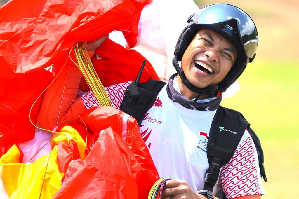Sedangkan untuk peraih emas Indonesia tertua di Asian Games kali ini adalah Hening Paradigma dari cabor paralayang dengan 32 tahun. INASGOC/Antara Foto/Tagor Siagian