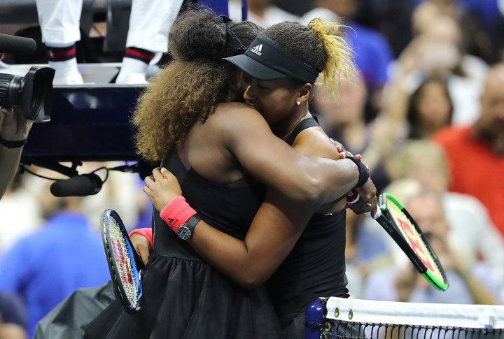 Namun, setelah pertandingan, di hadapan penggemar, Williams secara sportif tetap memberi selamat kepada Naomi Osaka, saat memeluk bahu sang juara. Afp Photo/Elsa