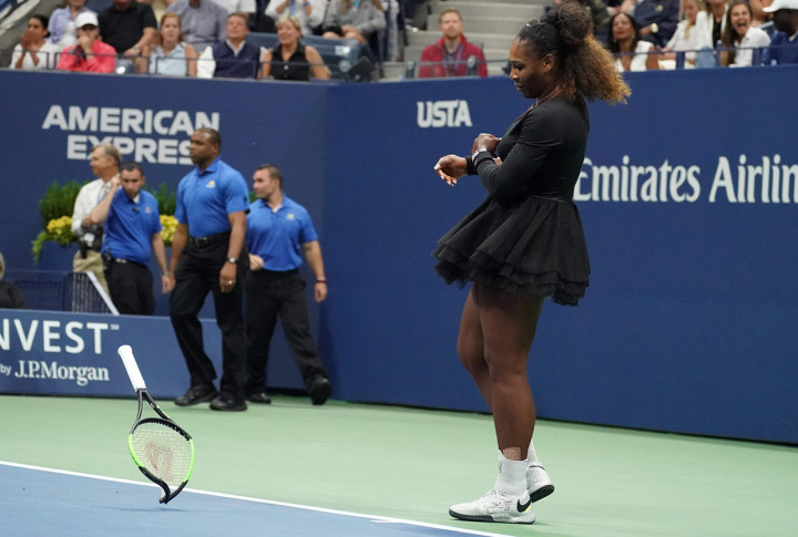 Atas tudingan itu Serena membantah. Dia pun sampai berteriak kepada Ramos dan membanting raket beberapa kali. Afp Photo/Timothy A Clary