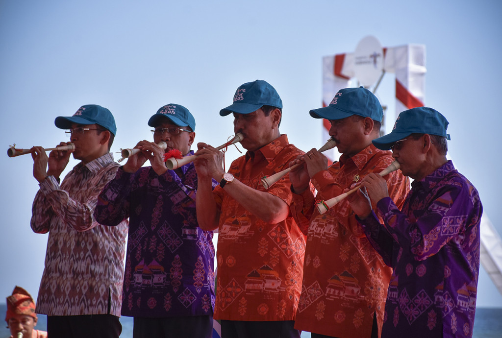 Menko Maritim Luhut Binsar Panjaitan (tengah) bersama Menteri Pariwisata Arif Yahya (kedua kanan), Menteri Perhubungan Budi Karya Sumadi (kedua kiri) dan Gubernur NTB TGB Zainul Majdi (kiri) meniup serunai saat membuka Sail Moyo Tambora 2018 di Pelabuhan Badas, Sumbawa Besar, Kabupaten Sumbawa, NTB.
