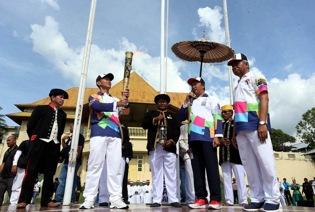 Proses penyulutan obor Asian Para Games 2018 digelar di Kedaton Kesultanan Ternate. Acara tersebut dihadiri Ketua panitia Asian Para Games 2018 (INAPGOC) Raja Sapta Oktohari, Menpora Imam Nahrawi bersama pejabat Kesultanan dan pemerintah daerah Maluku Utara.
