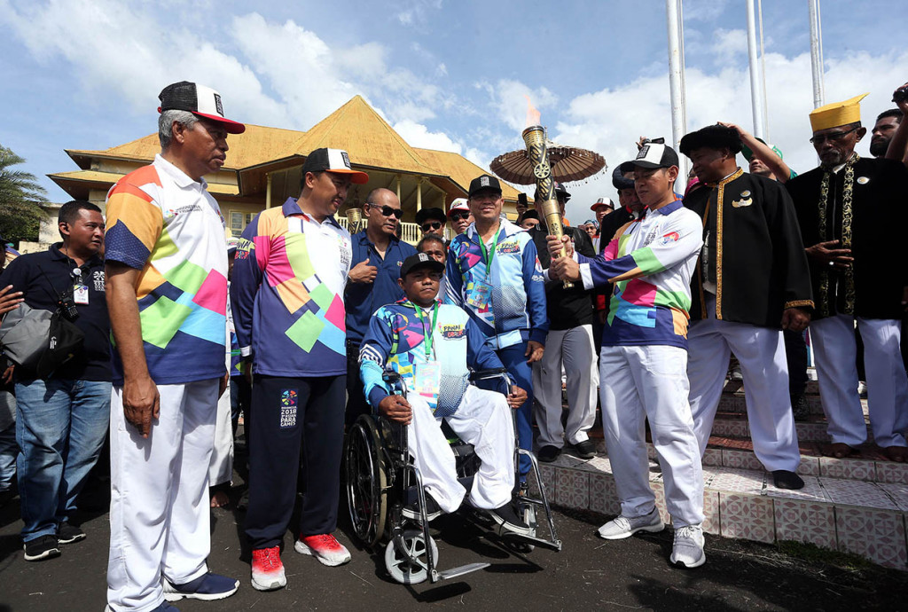 Pertama-tama Imam bertugas menyulutkan api obor lalu menyerahkannya kepada Okto. Api obor kemudian diberikan kepada atlet difabel asal Ternate, Rissal Assor, yang menjadi pembawa obor pertama di kirab obor Asian Para Games 2018.
